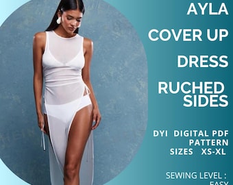 Pode incluir: Um vestido branco de malha com os lados franzidos. O vestido é comprido e tem um decote alto. O vestido é mostrado em uma modelo. O texto "AYLA COVER UP DRESS RUCHED SIDES DYI DIGITAL PDF PATTERN SIZES XS-XL SEWING LEVEL: EASY" é mostrado na imagem.