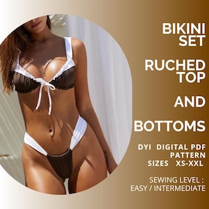 Op de afbeelding: Een bruin en witte bikiniset met een gerimpelde top en broek. De top heeft witte bandjes en randen, met een strik in het midden. De tekst op de afbeelding luidt "BIKINI SET, RUCHED TOP AND BOTTOMS, DYI DIGITAL PDF PATTERN, SIZES XS-XXL, SEWING LEVEL: EASY / INTERMEDIATE."