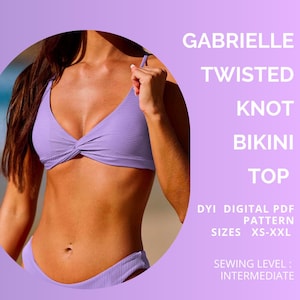 Op de afbeelding: Een lila bikini top met een gedraaid knoopontwerp. De afbeelding bevat ook de tekst "GABRIELLE TWISTED KNOT BIKINI TOP" en "DYI DIGITAL PDF PATTERN SIZES XS-XXL SEWING LEVEL: INTERMEDIATE".