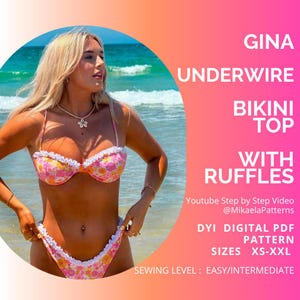 Op de afbeelding: Een roze bloemenbikini met witte ruches. De afbeelding bevat de tekst "GINA UNDERWIRE BIKINI TOP WITH RUFFLES" en "DIY DIGITAL PDF PATTERN SIZES XS-XXL". Het naainiveau is eenvoudig/gemiddeld.