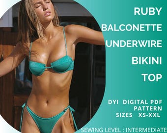 Può includere: Un bikini balconette con ferretto di colore teal. Il top e lo slip del bikini sono teal con spalline sottili e lati annodati. Il testo recita "RUBY BALCONETTE UNDERWIRE BIKINI TOP" e "DYI DIGITAL PDF PATTERN SIZES XS-XXL SEWING LEVEL: INTERMEDIATE".