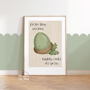 Puede incluir: Una impresión de arte imprimible beige con una ilustración de una bellota verde y el texto "from tiny acorns mighty oaks do grow".