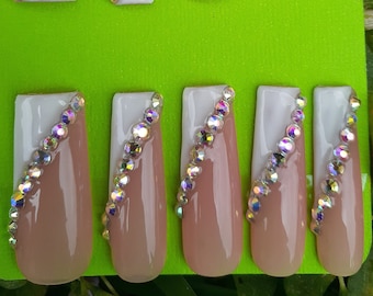 Uñas blancas, uñas de boda blancas, uñas francesas blancas, uñas de graduación blancas, uñas con pedrería, uñas de vacaciones, atuendo de fiesta blanco, uñas de damas de honor, uñas de novia