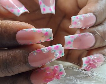 Uñas francesas florales pintadas a mano, uñas coquetas con perlas