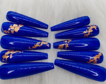 Uñas azules, uñas oro rosa, uñas azul rey con brillo, uñas de dama de honor, uñas de novia azul dorado para graduación, uñas azules para boda, uñas de vacaciones oceánicas.