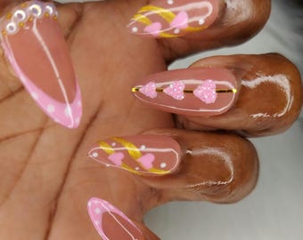 Uñas rosas, uñas rosa dorado para graduación, uñas de novia, uñas de corazón, uñas para eventos especiales, atuendos para despedida de soltera, atuendos para damas de honor