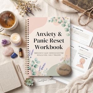 Puede incluir: Un cuaderno de trabajo de espiral titulado Anxiety & Panic Reset Workbook con una portada de tonos suaves que presenta ilustraciones botánicas de eucalipto y lavanda. El texto incluye Immediate Calm, Nervous System Regulation, Daily Tracker.