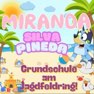 Puede incluir: Ilustración colorida con el nombre "MIRANDA SILVA PINEDA" en rosa y morado. Un personaje de perro de dibujos animados en una playa con una pelota, palmeras y castillos de arena. También está presente el texto "Grundschule am Jagdfelding!"