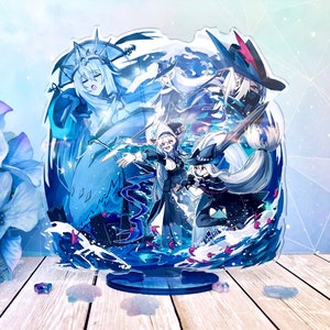 Puede incluir: Un soporte de acrílico transparente con una ilustración azul y blanca de cuatro personajes de anime. Los personajes están rodeados de olas azules y nubes blancas. El soporte está sobre una superficie de madera.