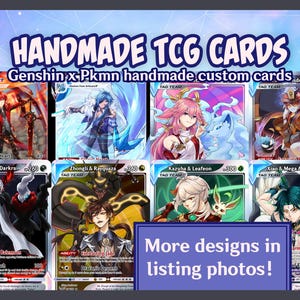 Pode incluir: Um conjunto de dez cartas de troca feitas à mão com personagens dos videogames Genshin Impact e Pokémon. As cartas são projetadas em um estilo anime colorido e apresentam vários personagens de ambas as franquias. As cartas são etiquetadas com o nome do personagem e seu Pokémon correspondente.