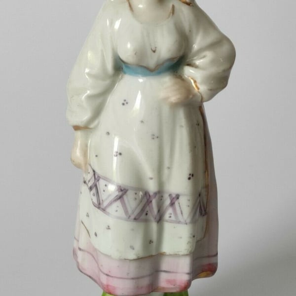 Figurine antique en porcelaine russe en costume traditionnel - fin du 19ème siècle