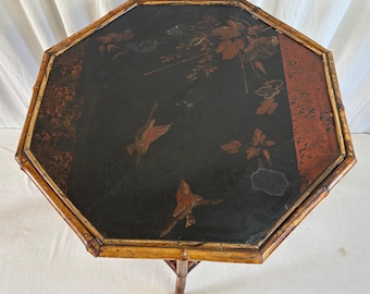ACHTHOEKIGE Bamboetafel. Chinoiserie ingericht. Begin 20e eeuw.