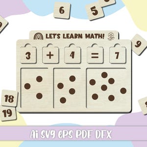 Peut inclure: Puzzle éducatif en bois pour apprendre les mathématiques, avec le texte "LET'S LEARN MATH!". Le puzzle comprend un tableau avec des emplacements pour les chiffres et les points, ainsi que des tuiles numérotées individuelles. Les chiffres 3, 4 et 7 sont affichés, ainsi que le symbole plus.