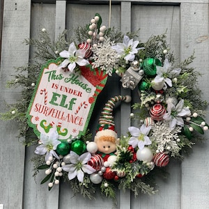 エルフのクリスマスリース：ホリデーシーズンの玄関ドア飾り、豪華なエルフのセンターピース