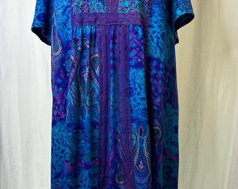 Vestido vintage reciclado de los años 80 de Sharon Anthony, azul, morado, verde y dorado, con estampado floral paisley, talla 26.