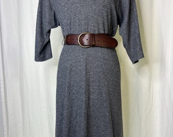 Vestido de punto gris vintage de Joni Blair de los años 80 con cuello alto tipo chal y cinturón trenzado. Talla 2-4.
