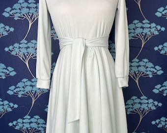 Vestido midi vintage de Sears de los años 70, color gris claro, corte ajustado y falda acampanada, con cinturón (Talla 6P).