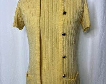 Conjunto de dos piezas color crema de los años 70: cárdigan, camiseta sin mangas de cuello redondo, botones dorados, bolsillos.