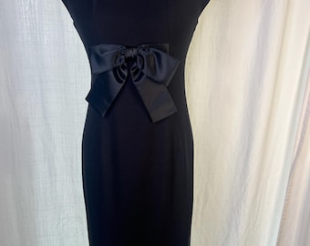 Vestido negro vintage de Morton Myles de la década de 1960 con lazo de satén, hombreras acolchadas, hecho en EE. UU.