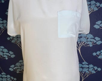 Blusa vintage de Lady Manhattan de los años 90, color azul claro, con etiqueta del horizonte de las Torres Gemelas, talla 10.