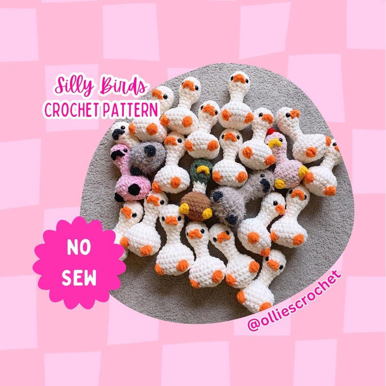 Op de afbeelding: Een verzameling gehaakte vogel figuren in wit met oranje accenten, gerangschikt op een grijze ondergrond. De afbeelding bevat de tekst "Silly Birds CROCHET PATTERN" en "NO SEW". De achtergrond is roze.