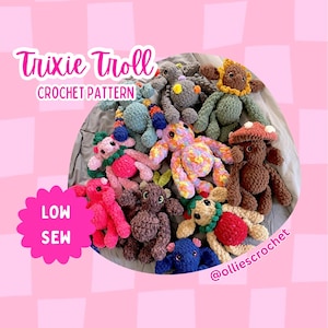 Może przedstawiać: Kolekcja kolorowych, ręcznie robionych szydełkowych lalek trolli w różnych rozmiarach i wzorach. Obraz zawiera tekst "Trixie Troll Crochet Pattern" i "Low Sew". Lalki są w odcieniach różu, niebieskiego, brązu i żółtego.