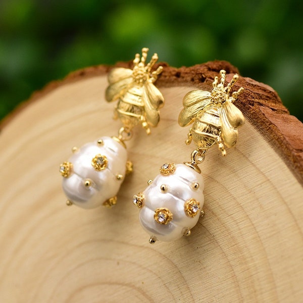 18K Gold Queen Bee Pearl Earrings Mother's Day Gift For Mom Bridesmaid Pearl Jewelry Bridal Earrings Wedding Earrings Gifts for Her