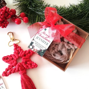 Pudełko na upominki z makramy w kształcie gwiazdy świątecznej | Personalizowany, uroczy, ręcznie robiony brelok w stylu boho | Pomysł na świąteczny prezent | Spersonalizowany brelok w kształcie makramy