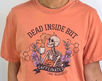 Camiseta muerta por dentro pero con cafeína y medicamentos, Camiseta divertida de Halloween de salud mental Comfort Colors®, Camiseta sarcástica de humor oscuro para amantes del café