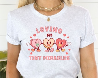 Camiseta del día de San Valentín de Loving on Tiny Miracles Camiseta retro de enfermera de la UCIN Camiseta del día de San Valentín de la guardería de cuidados especiales Camiseta de enfermera de parto y alumbramiento