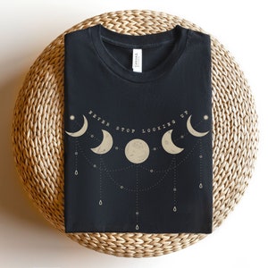 Moon Phase Shirt, Celestial Pendant Crescent Moon Shirt, Outer Space Inspirational Quote Tee, Never Stop Looking Up Shirt, Astrology Tee imagem 1