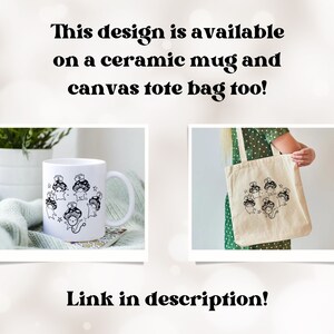 Op de afbeelding: Een witte keramische mok en een canvas draagtas met een zwart-witte illustratie van een groep cartoon paddenstoelen met hoeden. De tekst "This design is available on a ceramic mug and canvas tote bag too!" staat boven de afbeeldingen. De tekst "Link in description!" staat onder de afbeeldingen.