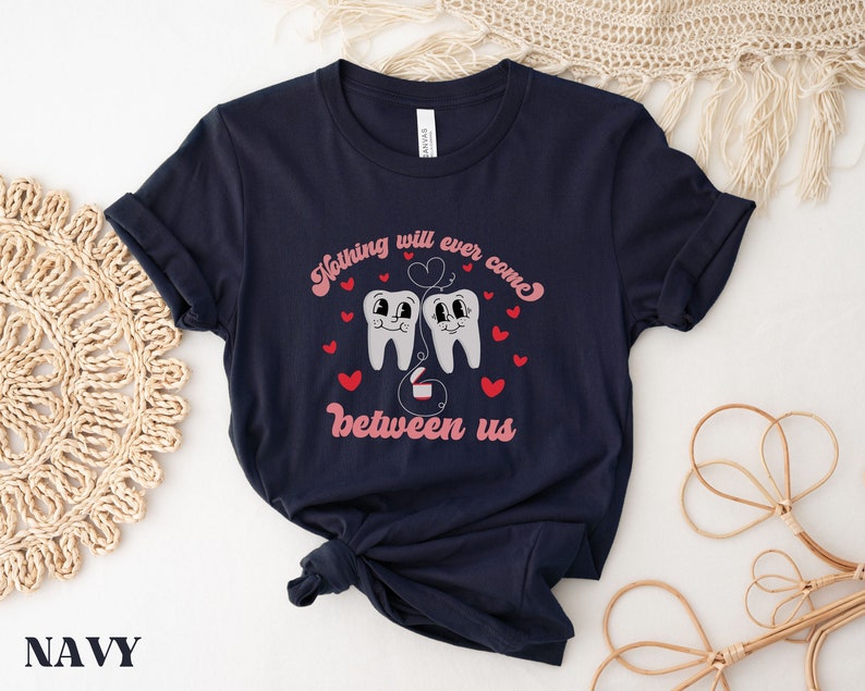 Puede incluir: Camiseta azul marino con un gr&aacute;fico de dos dientes de dibujos animados con corazones y el texto "Nada se interpondr&aacute; jam&aacute;s entre nosotros".