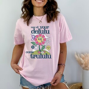 Camisa retro delirante, camisa Comfort Colors® Delulu, camisa divertida de salud mental, Delulu es la camisa de humor oscuro del trastorno delirante de Solulu Blossom