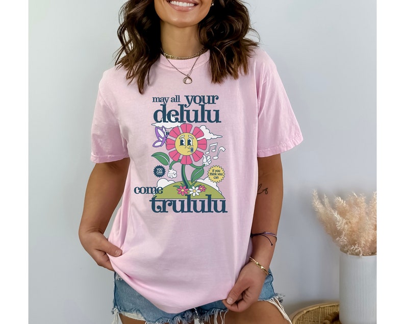 Camisa retro delirante, camisa Comfort Colors® Delulu, camisa divertida de salud mental, Delulu es la camisa de humor oscuro del trastorno delirante de Solulu Blossom