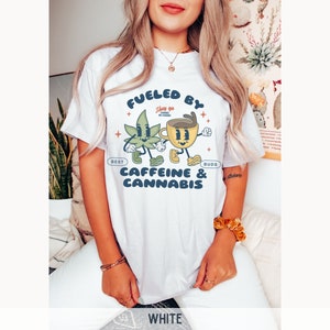 Camiseta de cafeína y cannabis, camiseta retro de café, camiseta de marihuana, camiseta sobria de California, camiseta retro de comestibles, camiseta de cannabis White