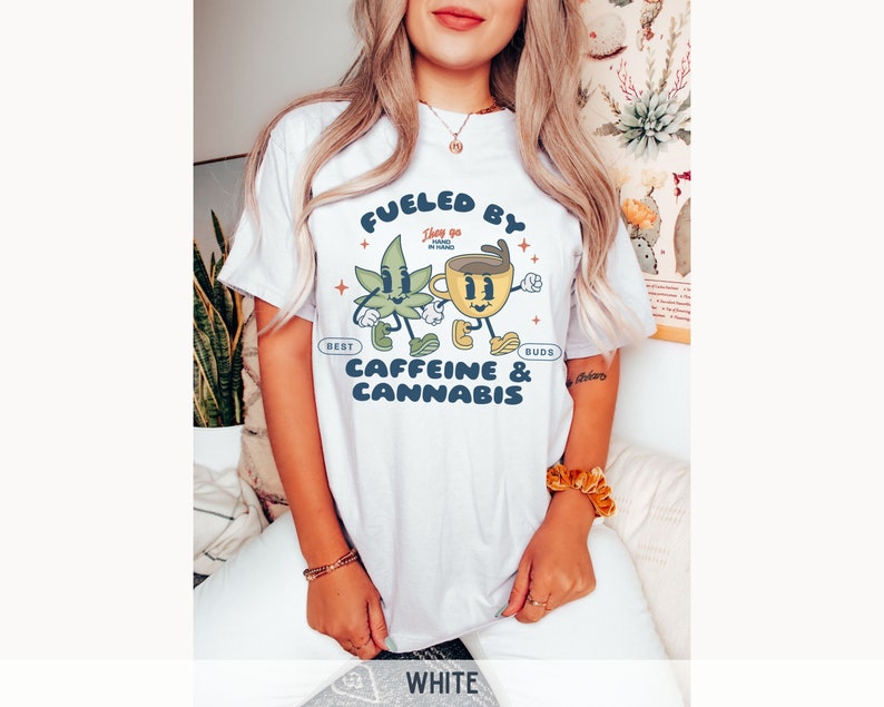 Camiseta de cafeína y cannabis, camiseta retro de café, camiseta de marihuana, camiseta sobria de California, camiseta retro de comestibles, camiseta de cannabis White