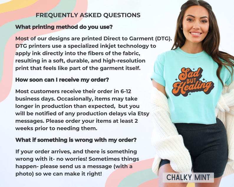 Puede incluir: Una mujer con una camiseta azul claro con las palabras "Sad but Healing" en naranja y marr&oacute;n. El texto est&aacute; en una fuente retro. La camiseta se combina con pantalones cortos negros y un su&eacute;ter blanco. El texto en el lado izquierdo de la imagen dice "PREGUNTAS FRECUENTES".