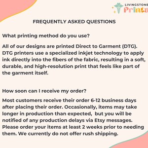 Pu&ograve; includere: Domande frequenti sui metodi di stampa e sui tempi di elaborazione degli ordini.  Tutti i design sono stampati utilizzando la tecnologia Direct to Garment (DTG).  I clienti ricevono in genere i loro ordini entro 6-12 giorni lavorativi.  Gli ordini potrebbero richiedere pi&ugrave; tempo, ma i clienti saranno informati di eventuali ritardi tramite i messaggi Etsy.  Gli ordini devono essere effettuati almeno 2 settimane prima.  La spedizione urgente non &egrave; disponibile.