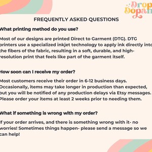 Puede incluir: Una hoja de Preguntas Frecuentes (FAQ) con texto sobre m&eacute;todos de impresi&oacute;n e informaci&oacute;n de pedidos. El texto est&aacute; sobre un fondo verde claro con un dise&ntilde;o colorido en la esquina superior derecha. El texto incluye informaci&oacute;n sobre la impresi&oacute;n Direct to Garment (DTG).