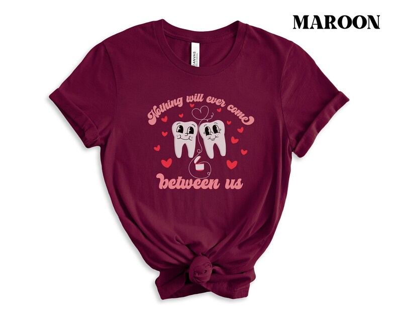Puede incluir: Camiseta de color granate con un gr&aacute;fico de dos dientes de dibujos animados con corazones y el texto "Nada podr&aacute; interponerse entre nosotros".
