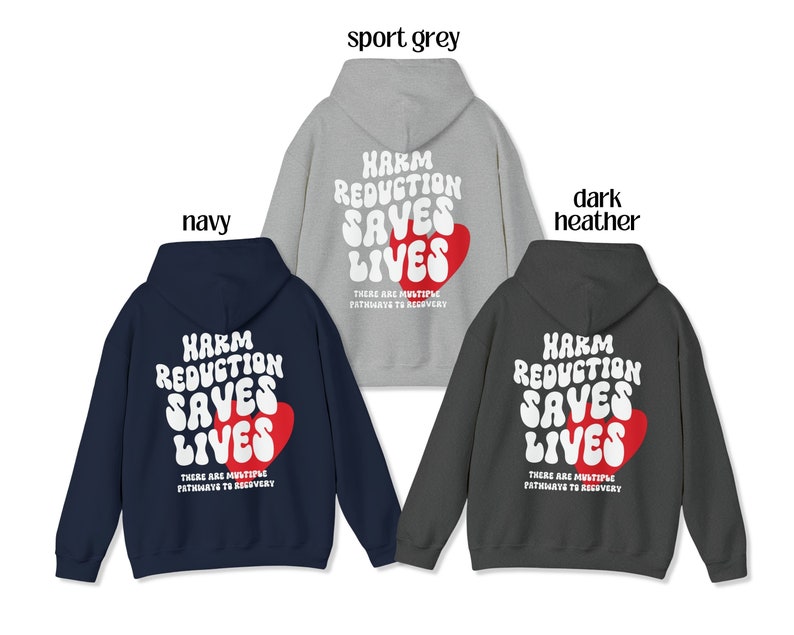 Peut inclure: Trois sweats &agrave; capuche de couleurs marine, gris sport et gris fonc&eacute;. Chaque sweat affiche le texte "HARM REDUCTION SAVES LIVES" en blanc, avec un c&oelig;ur rouge. La phrase "THERE ARE MULTIPLE PATHWAYS TO RECOVERY" est en dessous.