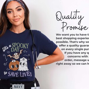 Puede incluir: Camiseta azul marino con un dise&ntilde;o de Halloween. El dise&ntilde;o incluye una calabaza, un murci&eacute;lago y un fantasma, con el texto "It's a Spooky Day to Save Lives." La camiseta tambi&eacute;n tiene la palabra "NAVY" impresa.