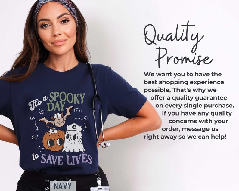 Puede incluir: Camiseta azul marino con un dise&ntilde;o de Halloween. El dise&ntilde;o incluye una calabaza, un murci&eacute;lago y un fantasma, con el texto "It's a Spooky Day to Save Lives." La camiseta tambi&eacute;n tiene la palabra "NAVY" impresa.