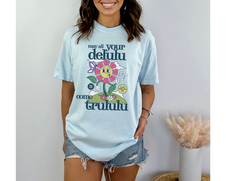 Camisa retro delirante, camisa Comfort Colors® Delulu, camisa divertida de salud mental, Delulu es la camisa de humor oscuro del trastorno delirante de Solulu Chambray