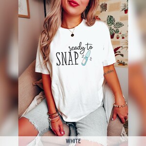 Camisetas divertidas de enfermera, camisetas divertidas de enfermera de UCI, camisetas de técnico médico, camisetas divertidas de técnico de medicación, ropa divertida de enfermera, camisetas de enfermera de urgencias, camisetas de enfermera práctica con licencia (LPN) White