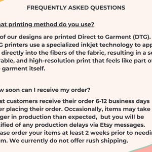 Peut inclure: Une page cr&egrave;me avec l'en-t&ecirc;te &laquo; QUESTIONS FR&Eacute;QUEMMENT POS&Eacute;ES &raquo;. Le texte explique la m&eacute;thode d'impression Direct to Garment (DTG) et les d&eacute;lais de traitement des commandes, y compris une note sur les retards de production et l'absence d'exp&eacute;dition urgente.