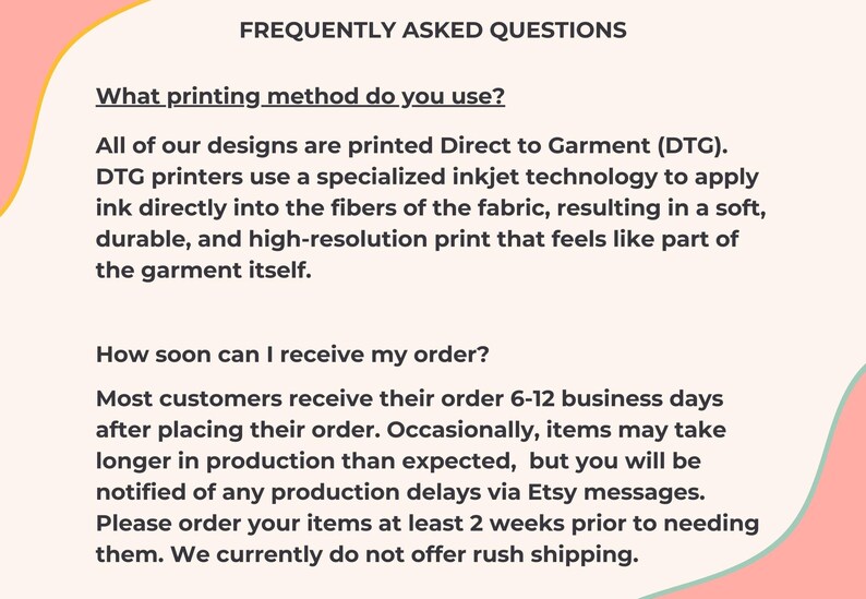 Peut inclure: Une page cr&egrave;me avec l'en-t&ecirc;te &laquo; QUESTIONS FR&Eacute;QUEMMENT POS&Eacute;ES &raquo;. Le texte explique la m&eacute;thode d'impression Direct to Garment (DTG) et les d&eacute;lais de traitement des commandes, y compris une note sur les retards de production et l'absence d'exp&eacute;dition urgente.