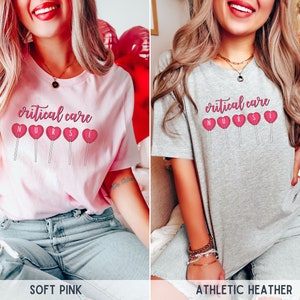 Pu&ograve; includere: Due magliette con il testo "critical care nurse" e lecca-lecca a forma di cuore rosa. La maglietta a sinistra &egrave; rosa tenue e la maglietta a destra &egrave; grigio melange.