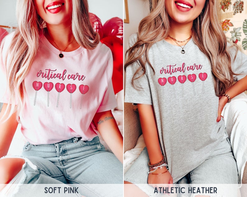 Pu&ograve; includere: Due magliette con il testo "critical care nurse" e lecca-lecca a forma di cuore rosa. La maglietta a sinistra &egrave; rosa tenue e la maglietta a destra &egrave; grigio melange.